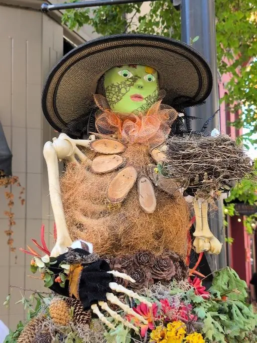 halloween 2025 lamp post scarecrow